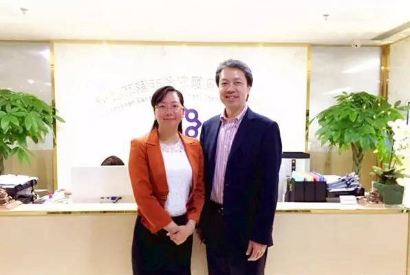 港豐總經(jīng)理魏曉嶸女士與香港恒生銀行高級副總裁兼業(yè)務拓展主管蔡爾全先生洽談合作