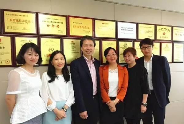 恒生銀行高級副總裁蔡爾全、港豐CEO魏曉嶸與恒生銀行高管合影